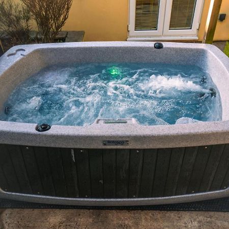 The Retreat, Own Hot Tub, Romantic Escape, Near 莱姆里吉斯 外观 照片