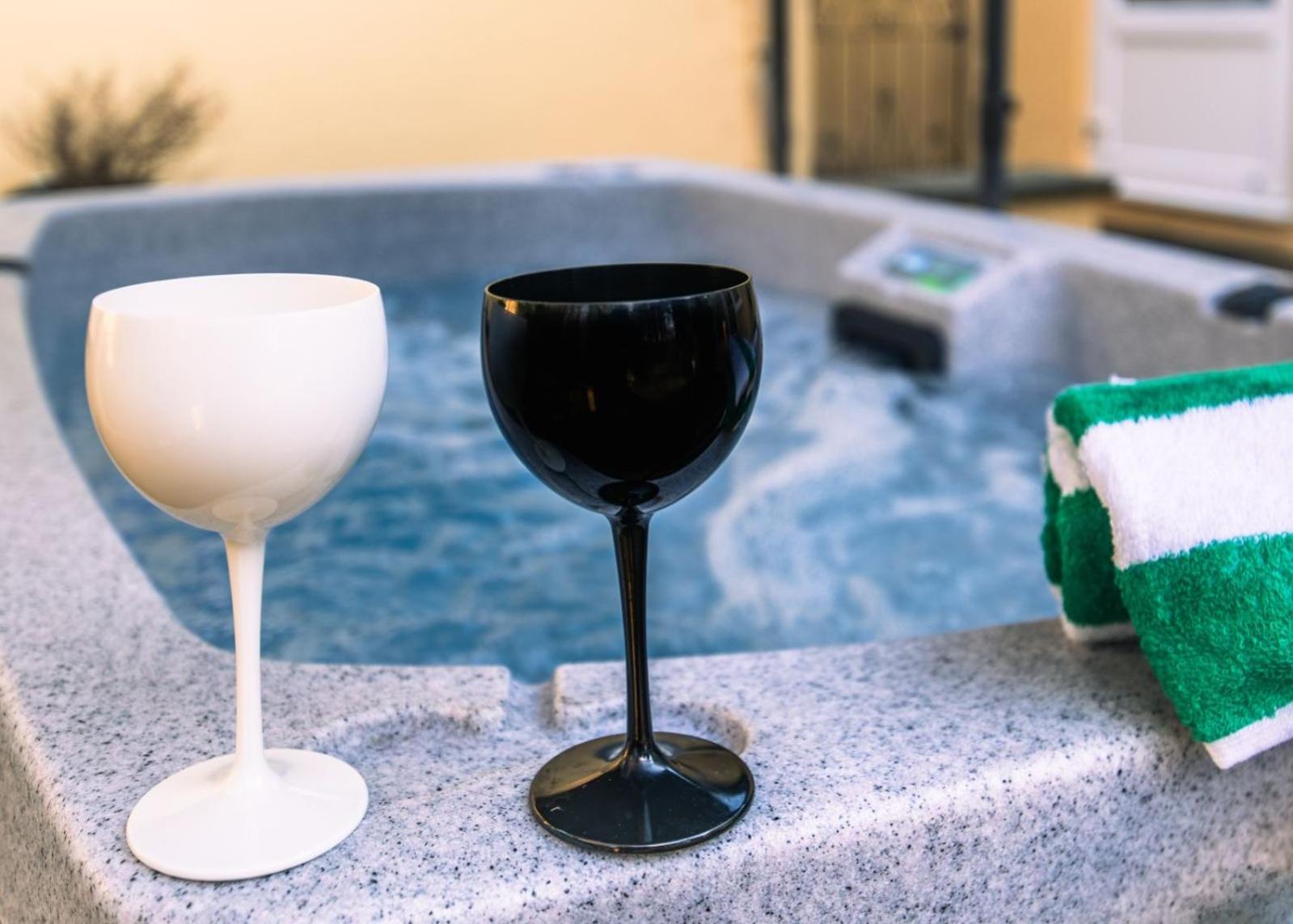 The Retreat, Own Hot Tub, Romantic Escape, Near 莱姆里吉斯 外观 照片
