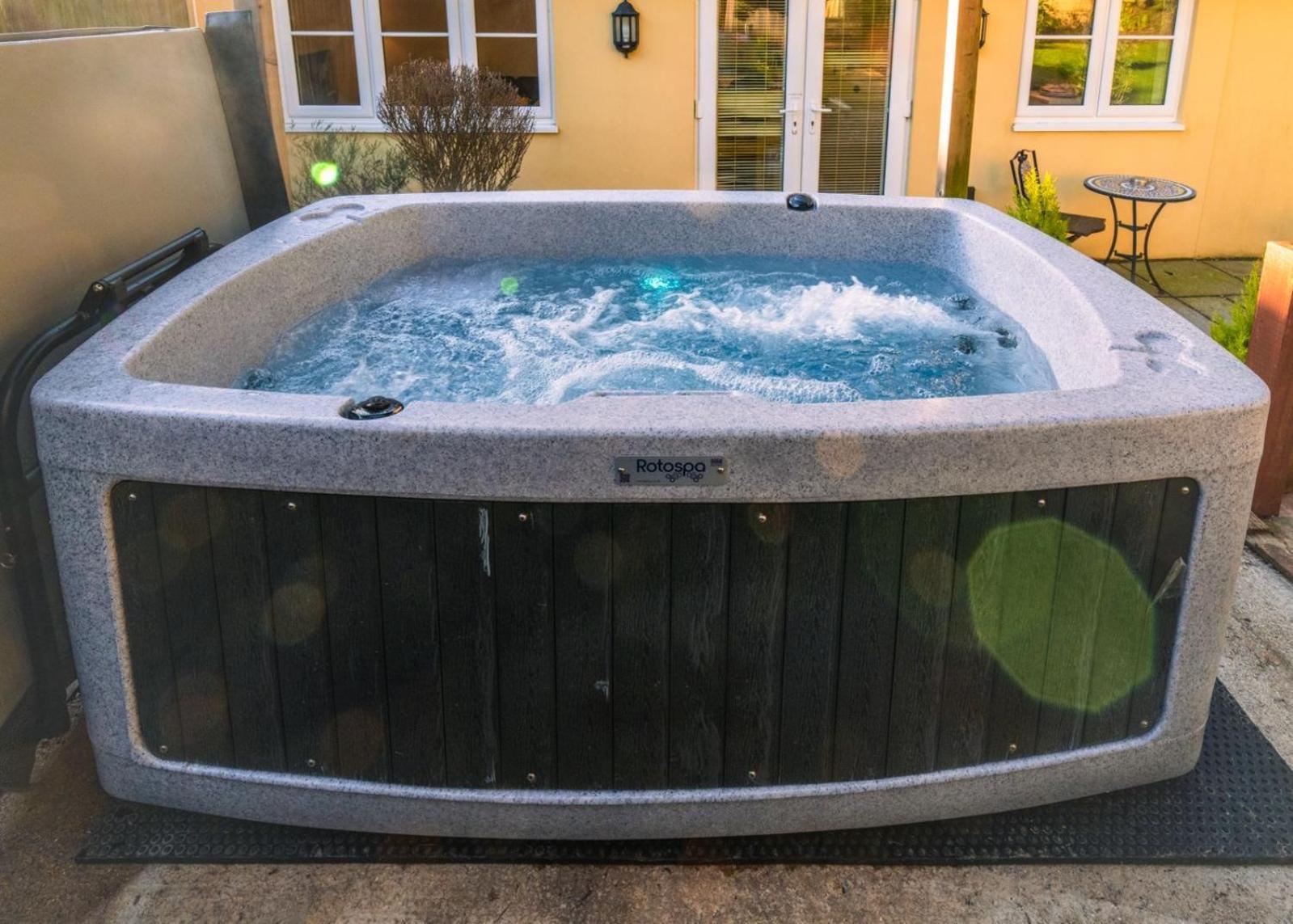 The Retreat, Own Hot Tub, Romantic Escape, Near 莱姆里吉斯 外观 照片